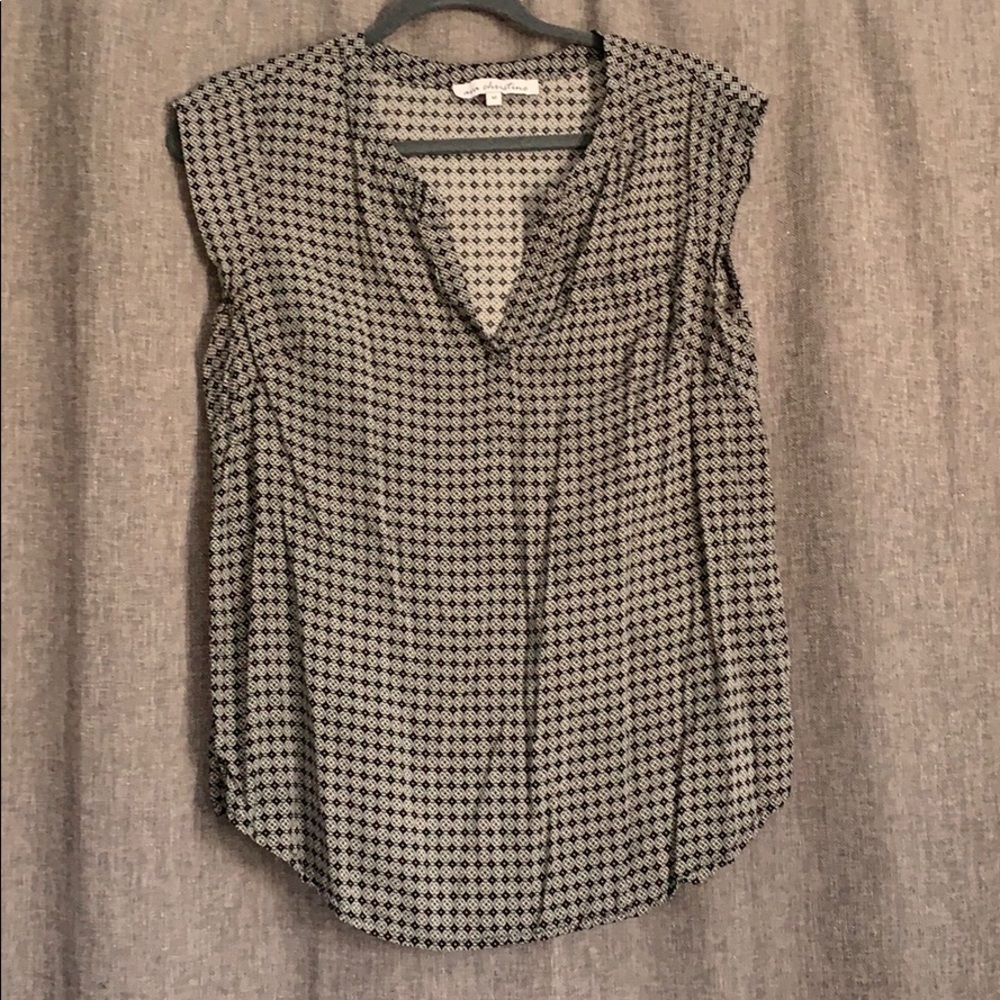 Black and white pattern top